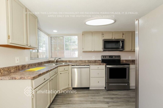 Foto del edificio - 11018 N 60th Dr