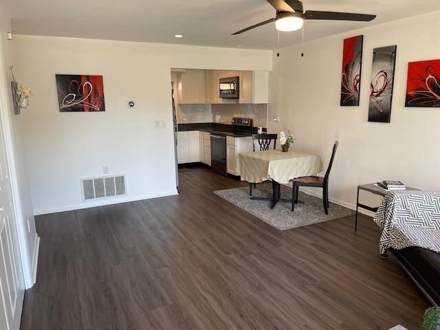 Primary Photo - 190 Charles St