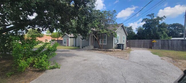 Building Photo - 2000 Blalock Rd