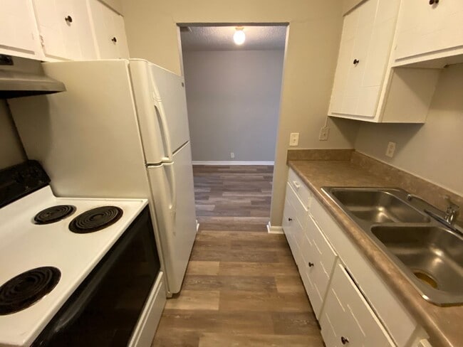 Building Photo - Lovely 1 bedroom condo in South Nashville! Private Balcony!