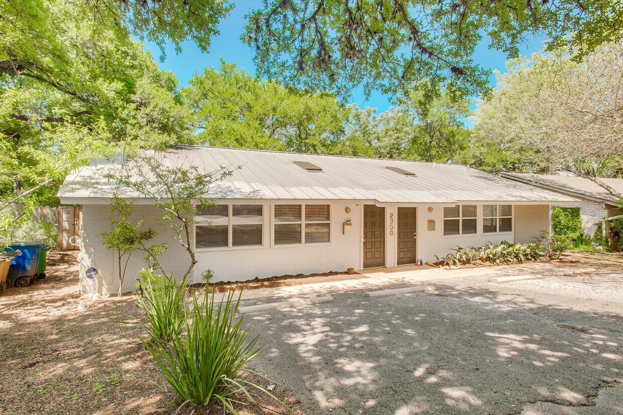 Foto principal - 2300 Trailside Dr
