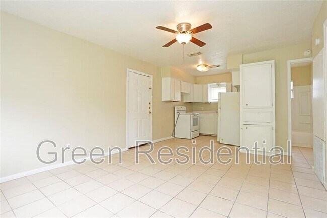 Building Photo - 2460 W Shane St