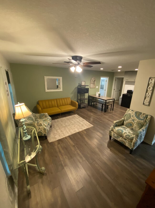 Foto del edificio - Room in House on Mark St
