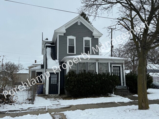 Building Photo - 843 2nd St NW