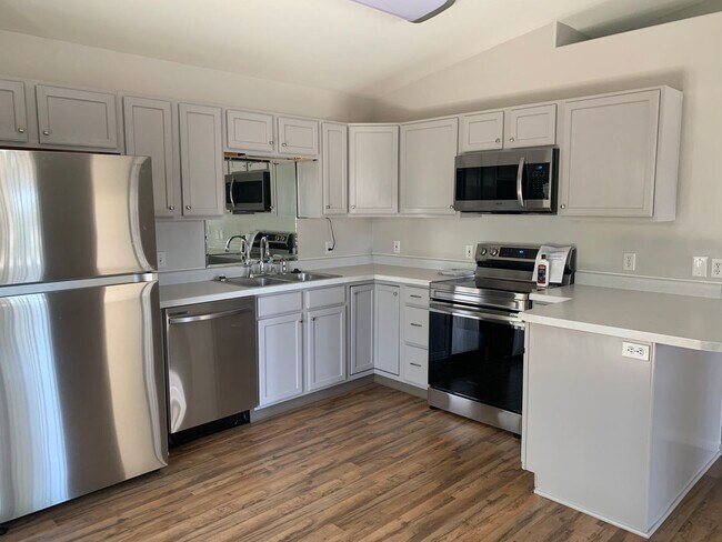 Building Photo - 3 bed 2 bad 2 car garage Duplex
