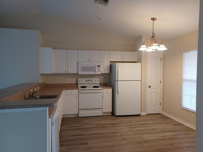 Foto del edificio - 3/2 with laminate flooring throughout