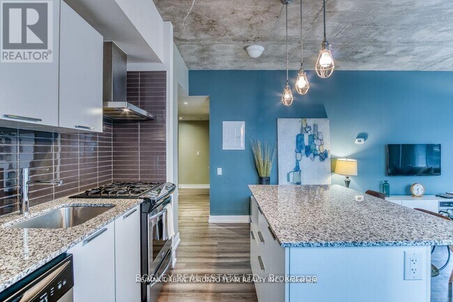 Building Photo - 650 King St W