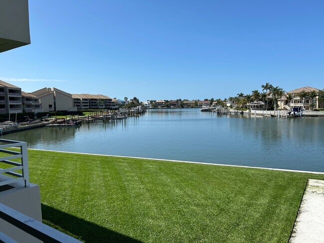 Foto del edificio - Beautifully Remodeled 2/2 Waterfront Unit ...
