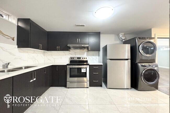 Photo du bâtiment - Spacious 2-Bedroom Lower Unit in Prime Bra...