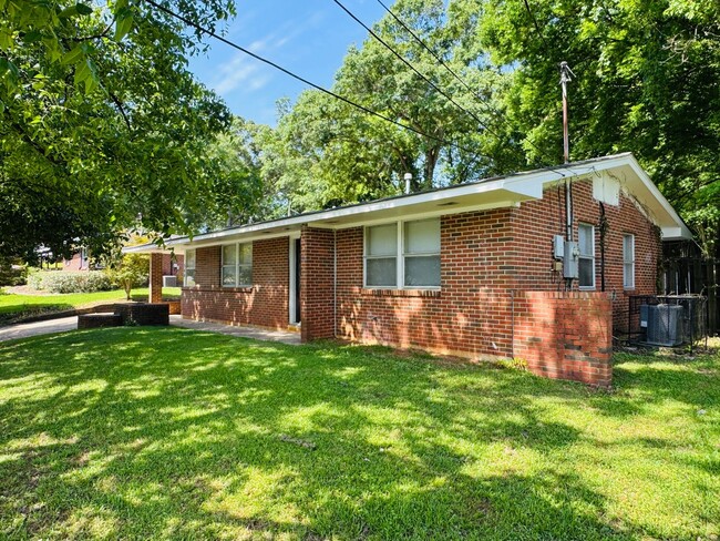 Building Photo - This Adorable 3 Bedroom is READY FOR MOVE IN!