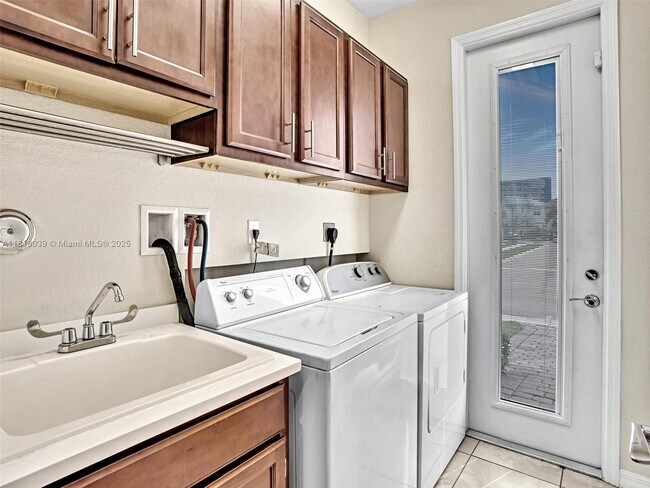 Foto del edificio - 3976 Poinciana Ln