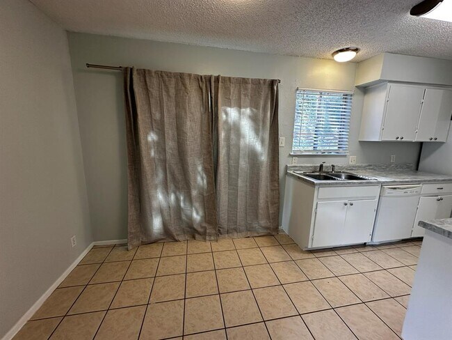 Building Photo - 310 Craigmont Dr
