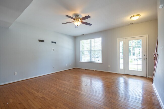 Foto del edificio - Lovely 3 BR/2.5 BA Single-Family Home in E...