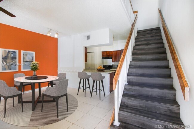 Foto del edificio - 18352 NW 68th Ave