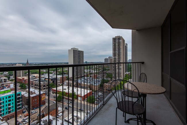 Foto del edificio - 1560 N Sandburg Terrace