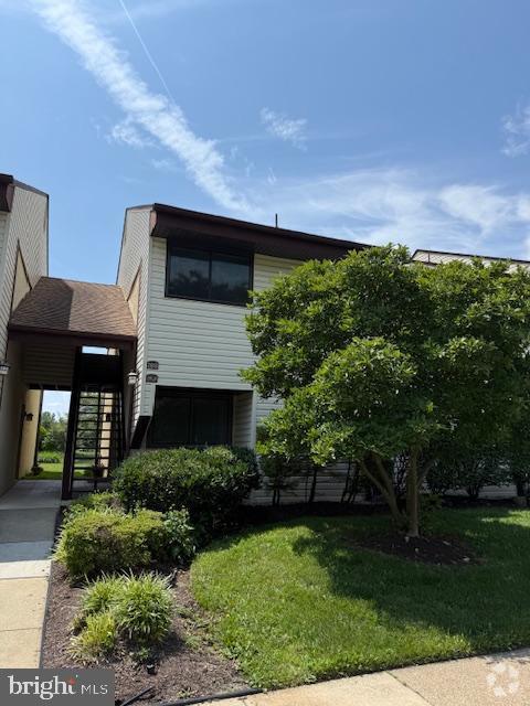Building Photo - 28-B E Daisy Ln