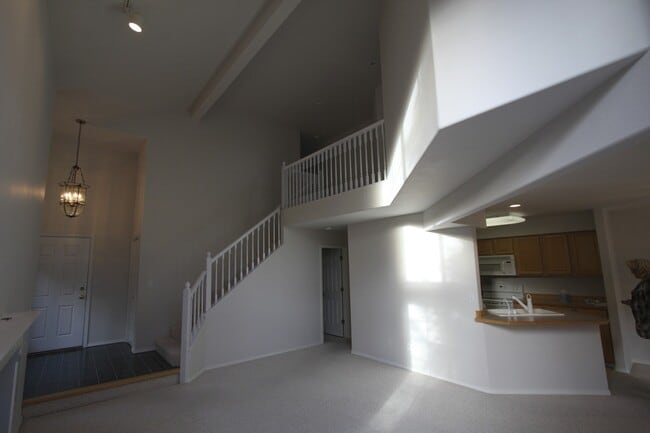 Building Photo - 3 Bedroom West Anchorage Townhouse