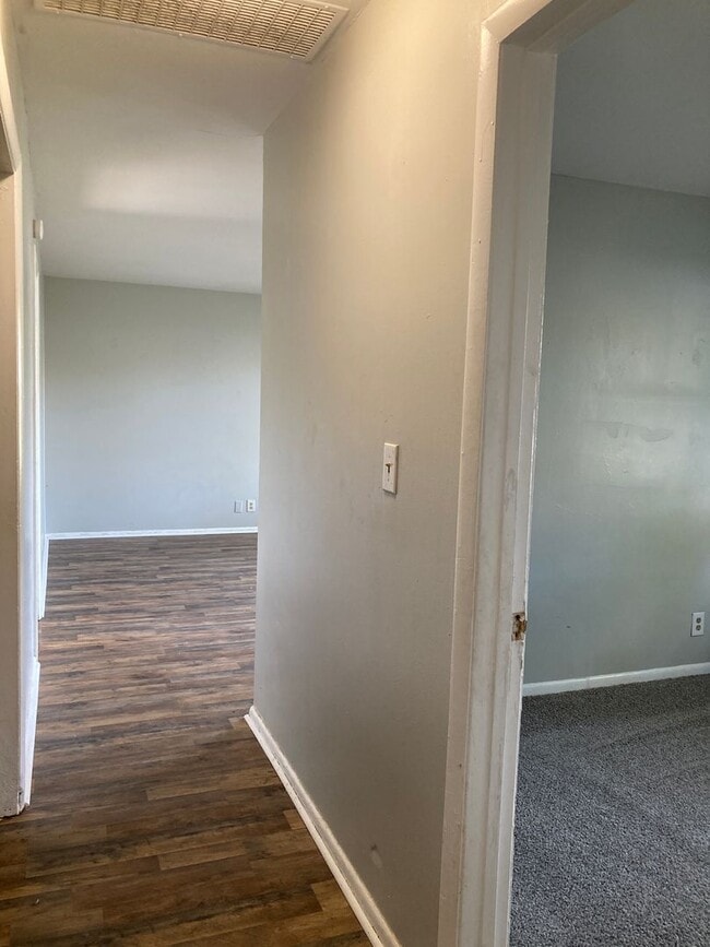 Building Photo - Spacious 3 bedroom, 1 bath home in quiet n...