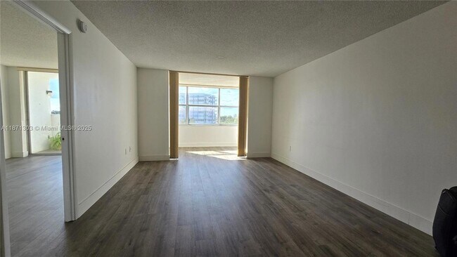Foto del edificio - 1300 NE Miami Gardens Dr