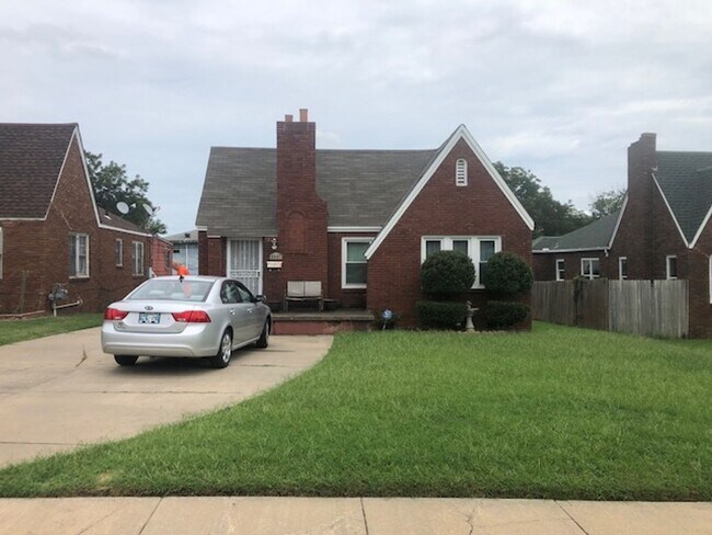 Building Photo - Stylish Urban Living at Its Best! 3 Bed, 1...