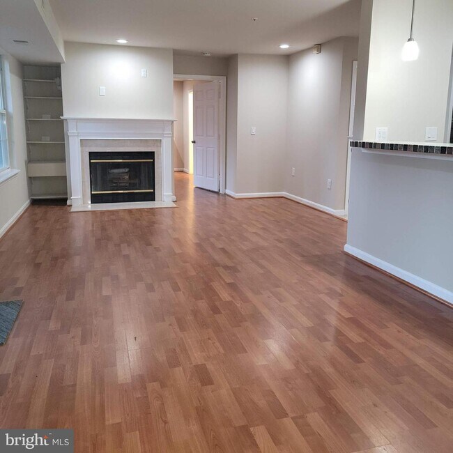 Foto del edificio - 9712 Lake Point Ct