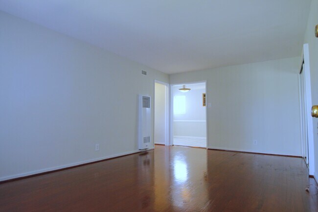 Building Photo - 4465 Hazeltine Ave