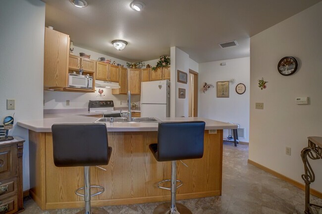 Breakfast Bar - 2825 Northridge Dr