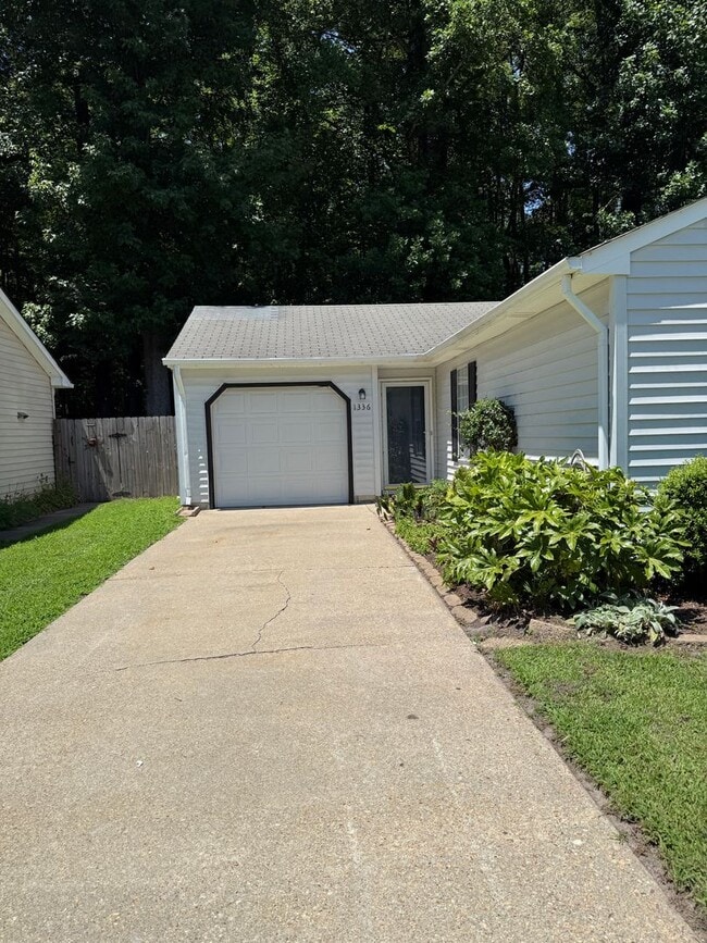 Building Photo - 3BD/2BA Home minutes from Dam Neck/Oceana ...