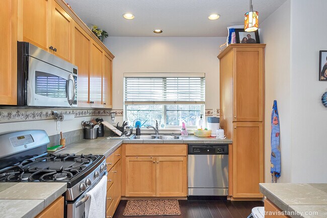 Building Photo - Spectacular 3BD Condo | Near Intel | Walk to MAX Station | Free High-Speed Internet | Water/Sewer...