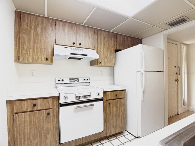 Building Photo - 3033 Camelot Dr