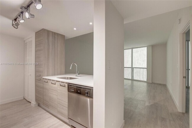 Building Photo - 1756 N Bayshore Dr