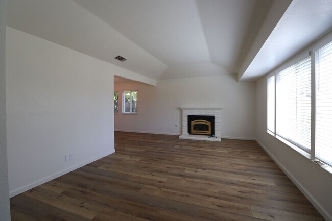 Building Photo - Recently Refreshed Single Story Home in Ga...