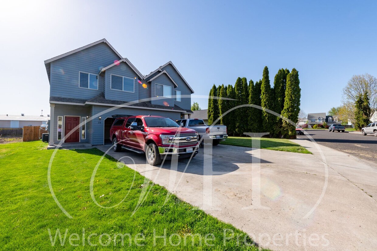 Foto principal - Enjoy the Open Floor Plan and Generous Storage in this College Place Duplex