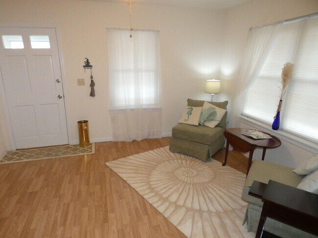 Building Photo - 930 Bryant Ave