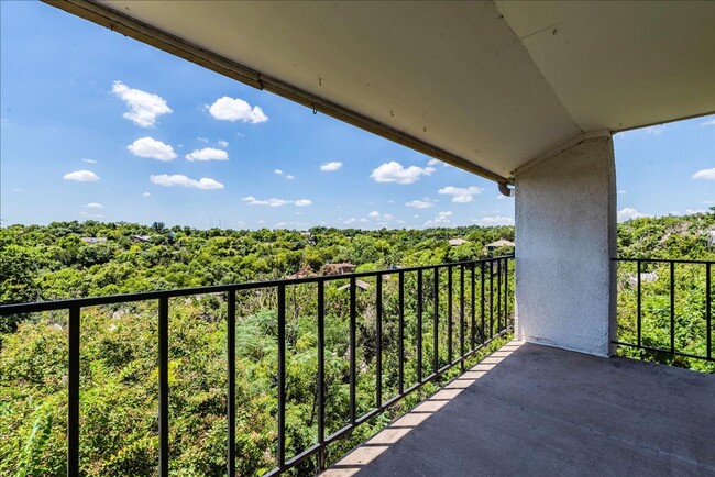 Foto del edificio - Northwest Hills 2 bd/2 bath condo with w/d...