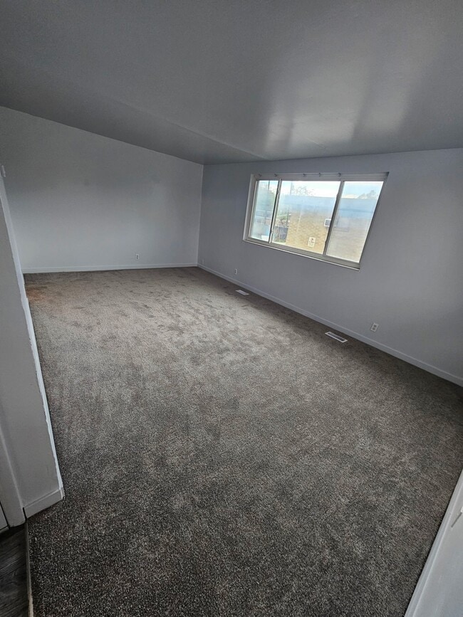Building Photo - 741 Riverside Dr