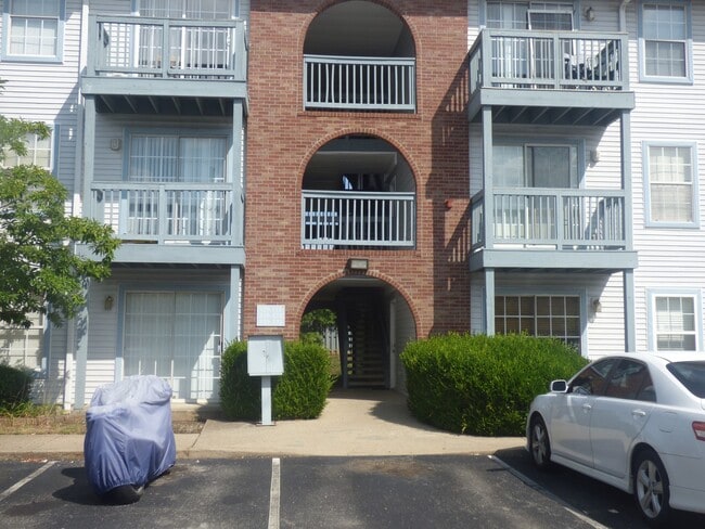 Building Photo - FALL SPECIAL-1/2 Off 2nd Mo! Lovely Condo,...