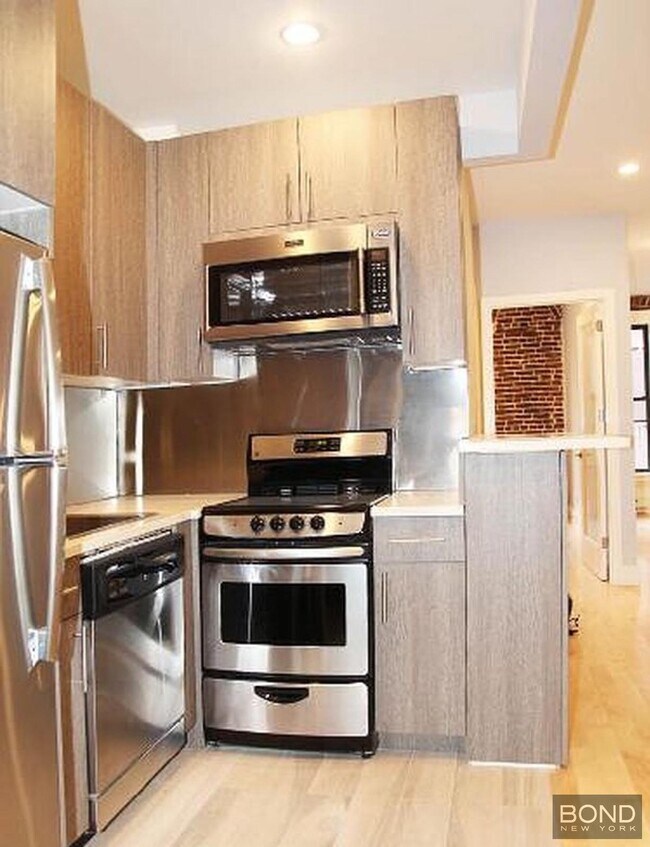 Foto del edificio - 349 E 52nd St
