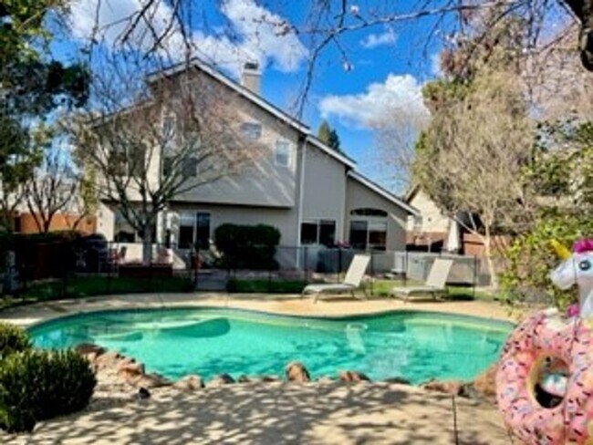 Foto del edificio - 4 Bedroom 3 Bath 3 Car Garage w/Pool