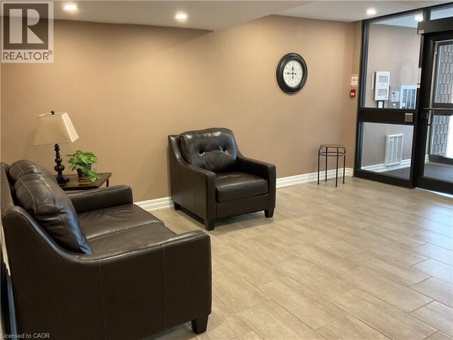 Photo du bâtiment - 99 Donn Ave