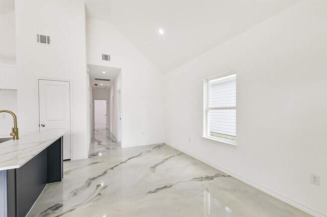 Foto del edificio - 16922 W Forrestal