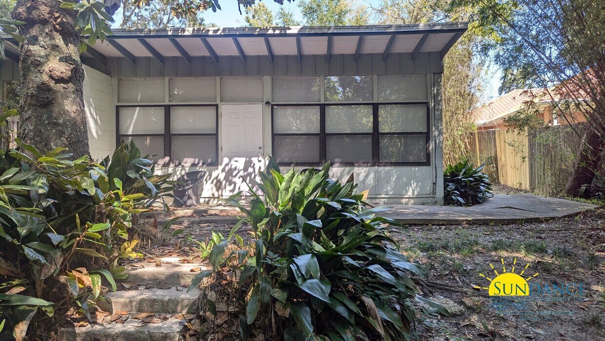 Primary Photo - Cozy 1 Bedroom Florida Cottage! Near Ferry...