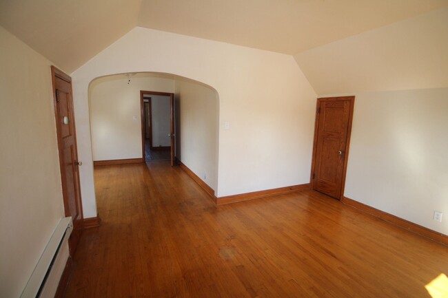 Foto del edificio - COMING SOON! Bright & Spacious 1-Bedroom U...