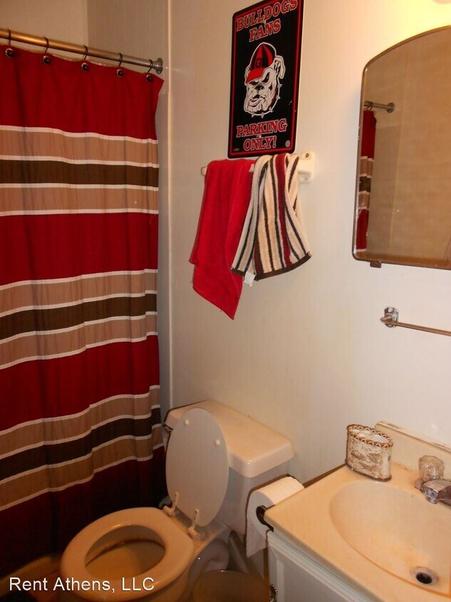 Building Photo - 3 br, 1 bath House - 559 Woodland Hills