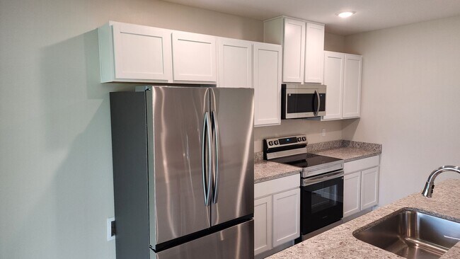 Building Photo - Spacious 4 BR 2 BA 2 CG rental in central ...