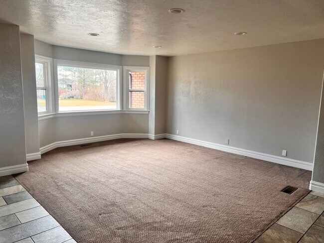 Building Photo - Beautiful 4 Bedroom, 3 Bathroom Home With Basement in Cedar City