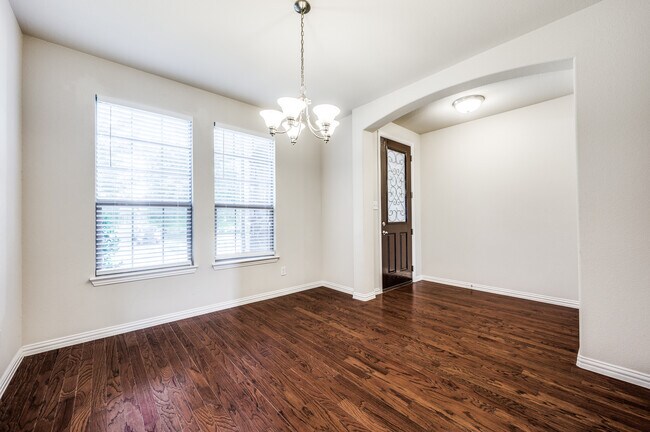 Foto del edificio - 800 Hardwood Dr
