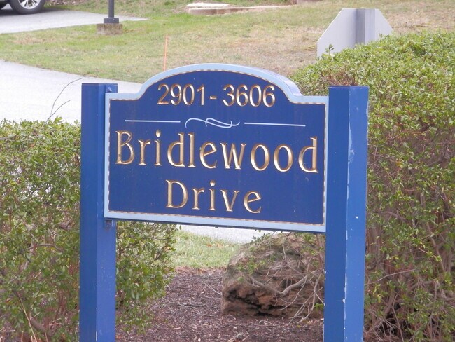 Building Photo - 3201 Bridlewood Dr