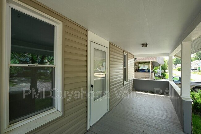 Building Photo - 933 Inman St
