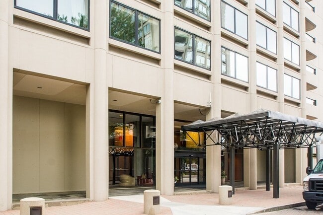 Building Photo - 65 E India Row